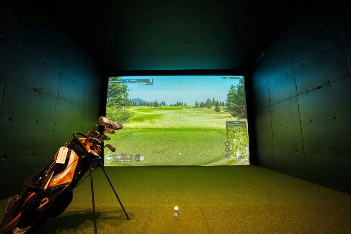 Indoor golf simulator with course projection